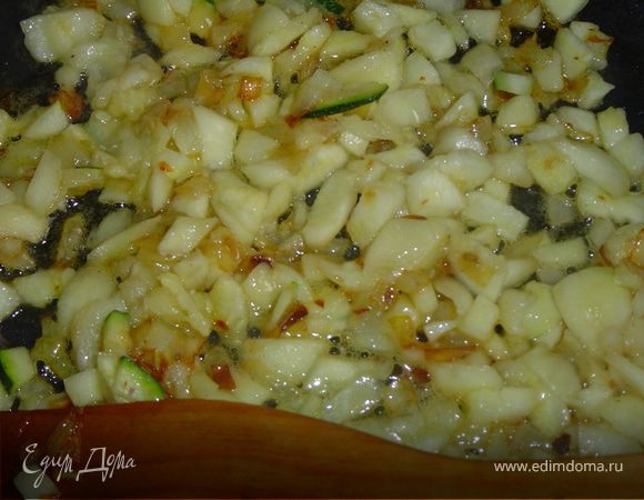 Внутреннюю часть цуккини,которую мы удалили,мелко нарезаем.Также нарезаем грибы,морковь.На растительном масле обжариваем лук до прозрачности,затем к нему добавляем нарезанные цуккини и жарим до их размягчения.