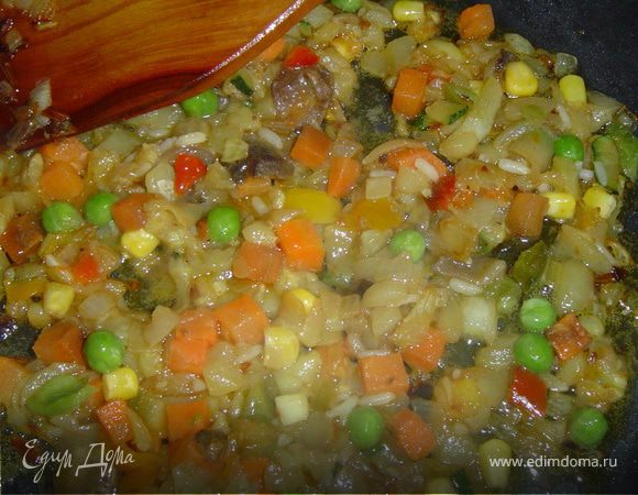 Когда цуккини станут мягкими,добавляем грибы,морковь,зеленый горошек,кукурузу и немного риса(предварительно отваренным до полуготовности).Все это перчим,солим по вкусу.