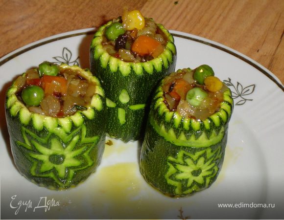 Достаем цуккини из духовки и начиняем их приготовленной начинкой.И снова отправляем в духовку на 15 мин.