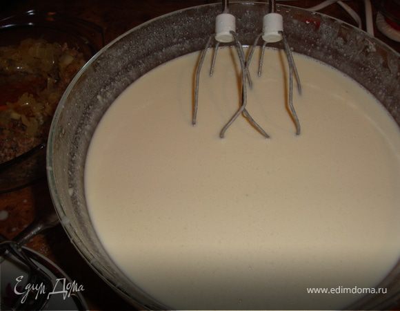 Добавляем просеянную муку и молоко (можно частями) не выключая миксер. В конце добавляем масло и еще раз хорошенько все перемешиваем миксером.