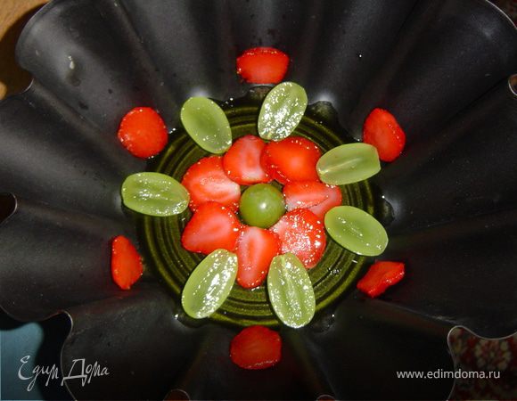 Теперь берем форму и на дно наливаем немного желе,и даем ему немного остыть.Затем на него выкладываем ягоды и ставим в холодильник до полного застывания.После этого наливаем небольшой слой желе другого цвета и даем ему застыть.Затем опять выкладываем ягоды,и так продолжаем до заполнения формы,чередуя цвета желе и расположение ягод.Затем отправляем в холодильник на 2-3 часа до полного застывания. Для того, чтобы без проблем извлечь желе из формы, нужно опустить форму на несколько секунд в горячую воду.