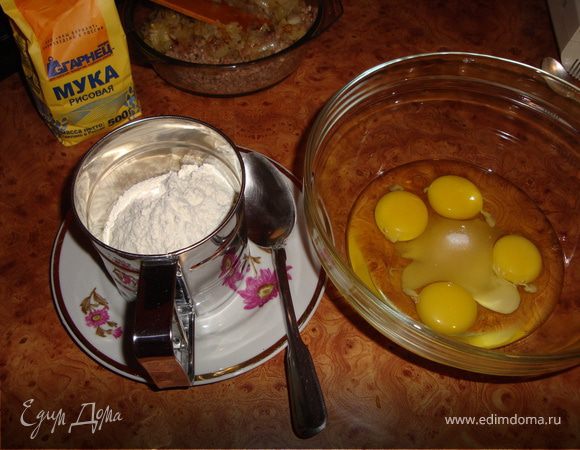 В посуду, в которой будем замешивать тесто, разбиваем яйца, добавляем соль и сахар. Все это дело немного взбиваем миксером.