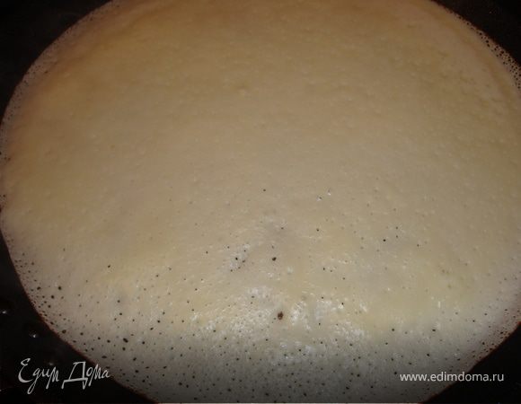 Немного ждем, как только края блина зарумянятся, переворачиваем блин.