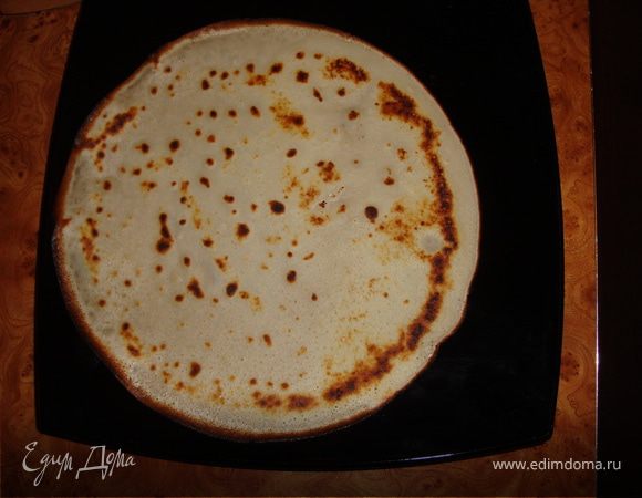 Немного ждем и снимаем блин со сковороды.