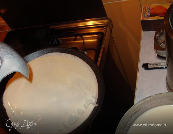 ВАЖНО! перед тем как налить очередную порцию теста на сковородку, его необходимо перемешать, так как рисовая мука довольно тяжелая и оседает на дно посуды.
Перемешиваем тесто и продолжаем печь блины. У меня из этого объема получается где-то 20-24 шт.