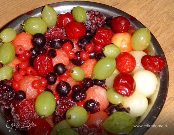 К шарикам из арбуза и дыни добавляем виноград, вишню и черешню(очищенную от косточек), смородину, крыжовник, ежевику и аккуратно перемешиваем.