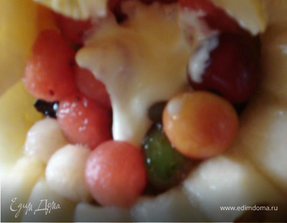 В подготовленную вазочку из дыни выкладываем часть фруктово-ягодной начинки, а на нее крем шоколадный, затем слой начинки и крем без наполнителя. Так чередуем слои до заполнения вазы.Верхний слой - фруктово-ягодный.