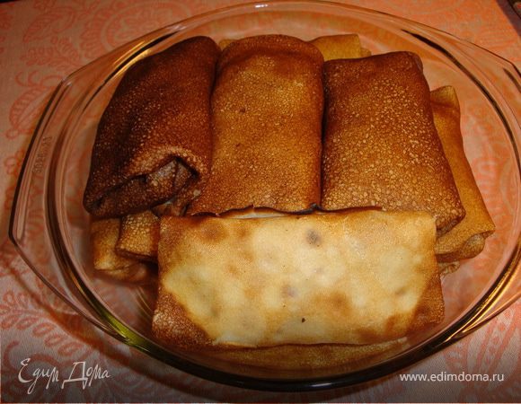 Завариваем свежий чай и подаем блины со сметаной, с вареньем и т.д., а можно и нафаршировать.
У меня оставалась в холодильнике отварная говядина и я в этот раз сделала блинчики с мясом и рисом (обжарила лук, перекрутила мясо на мясорубке, отварила немного риса, все перемешала, добавила перец и чуть-чуть соли, если суховато, то можно добавить немного бульона).
Приятного аппетита!