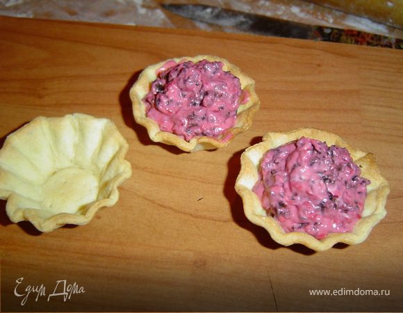Этим фаршем наполняем остывшие тарталетки.