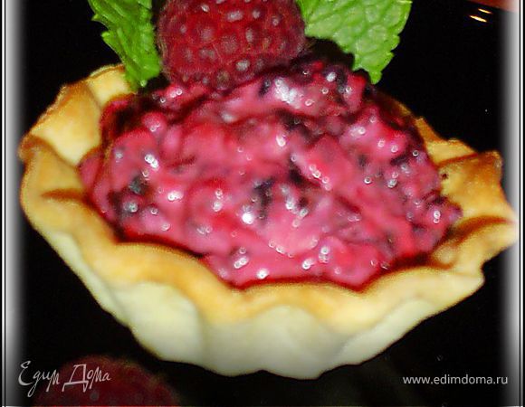 Украшаем ягодами малины и веточками мяты.