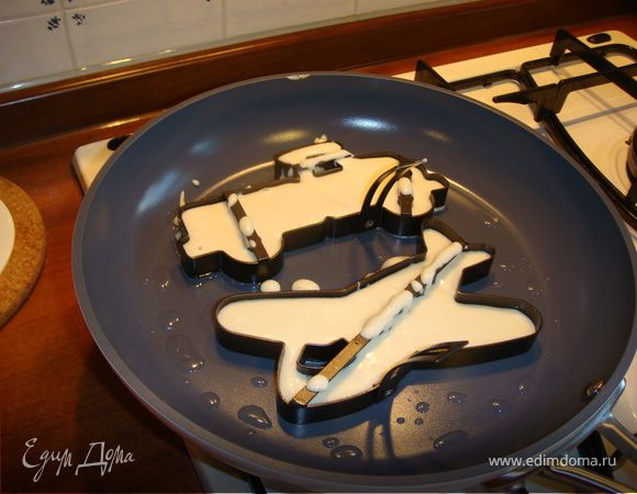 Готовим крем. Персиковое пюре нагреть в сотейнике довести до кипения, влить сливки, помешать, снять с огня. Взбить яйца с сахаром до просветления, добавить муку и крахмал, хорошенька перемешать. Половину пюре ввести в яично-сахарную смесь при этом непрерывно взбивая, а затем всю эту массу наоборот ввести в пюре, опять непрерывно взбивая. Прогреть крем на слабом огне до загустения, минуты 3. Все, крем готов.