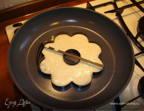 Готовим блинчики. Смешать творог, яйца, сахар, желтки, муку, разрыхлитель, соду (по желанию), разбавить молоком до консистенции сливок. Сливочное масло растопить и быстро вмешать. Взбить белки со щепоткой соли в крепкую пену, ввести в тесто, уверенно вмешать, по направлению снизу вверх. Выпекать на слабом огне в сковороде с толстым дном.Оставить немного теста для яблока. С данным тестом работать очень легко, можно печь и оладьи, и блины,все будет зависить от консистенции теста.