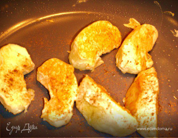 Яблоко очистить от кожуры и сердцевины, нарезать на 8 частей, сбрызнуть лимонным соком. Каждую дольку обмакнуть в тесто и обжарить на сковороде, в конце присыпать корицей, сахаром (по желанию).