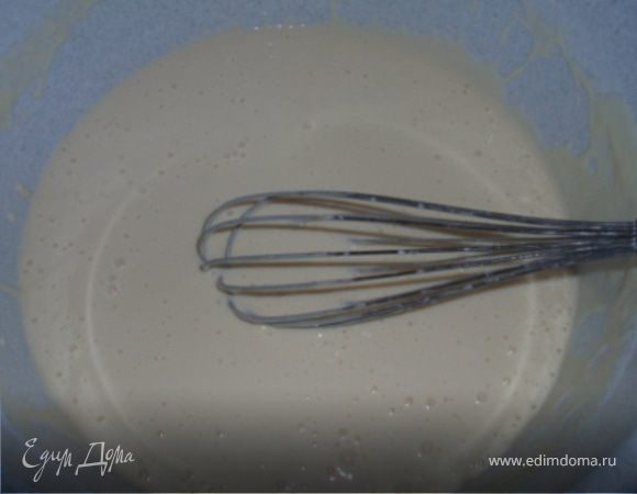 Смешиваем кефир, сливки, взбитые яйца, соль, сахар, ванильный сахар и соду. Тщательно перемешиваем венчиком. Добавляем масло и муку. Муку добавляем в зависимости от того, какие Вы хотите блины (тоненькие или потолще)