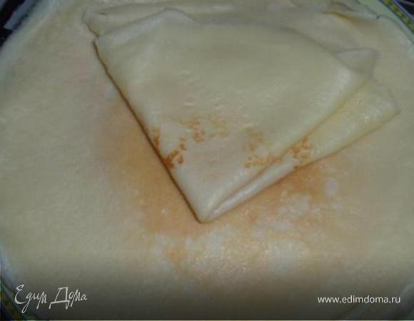 Жарим блины. У меня тесто было жидким, получилось 15 тоненьких блинчиков.