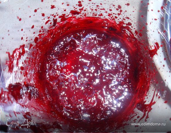 Делаем желе. Измельчаем красную смородину в блендере, затем перетираем через сито. Добавляем в пюре сахар.