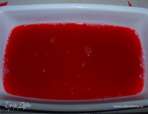 В горячей воде разводим желатин. Соединяем воду с желатином и пюре из красной смородины. Выливаем желе в форму и отправляем в холодильник. Желе можно сделать из любых ягод, или взять готовое магазинное, или использовать натуральный сок...в общем, что у Вас на данный момент под рукой.