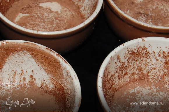 Смажьте разъемную форму диаметром 24см,или 5 порционных керамических формочек,слив.маслом,присыпьте какао.