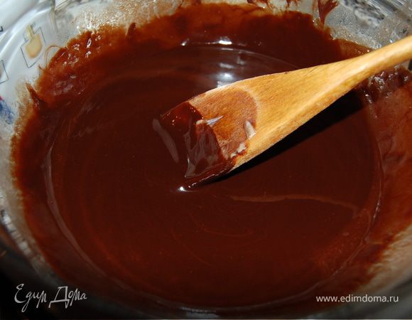 Шоколад растопите вместе с маслом  в микро или на водяной бане,периодически помешивая.Отставить остывать.
