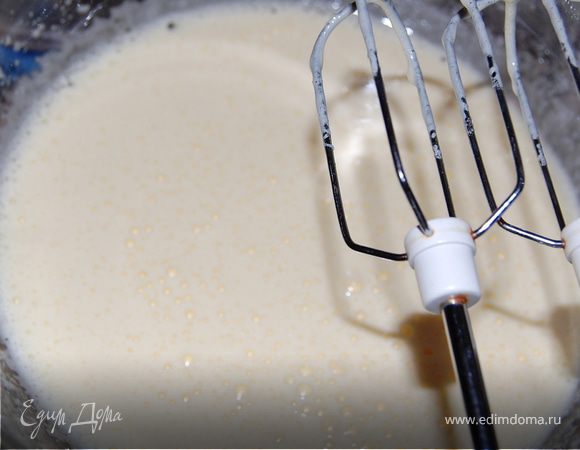 В большой миске взбейте яйца  с сахаром в пену.