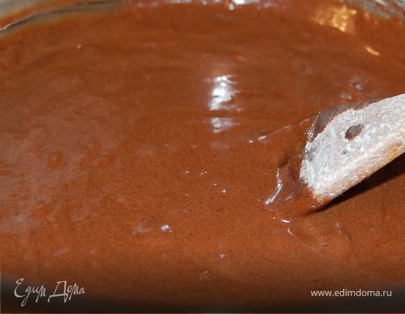Затем добавьте шоколадно-масляную смесь и просеянную муку,перемешайте.