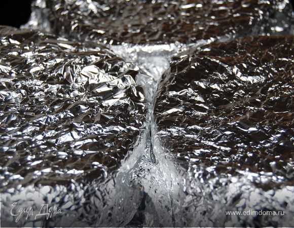 разлейте тесто по формочкам или в форму(если она у вас одна)плотно накройте сверху фольгой.
Поставьте формочки в противень и выпекайте в разогретой, до 175 градусов,духовке 60-75мин.Проверьте лучинкой готовность.
Перед подачей остудить.Присыпьте слегка сах.пудрой.(не обязательно).