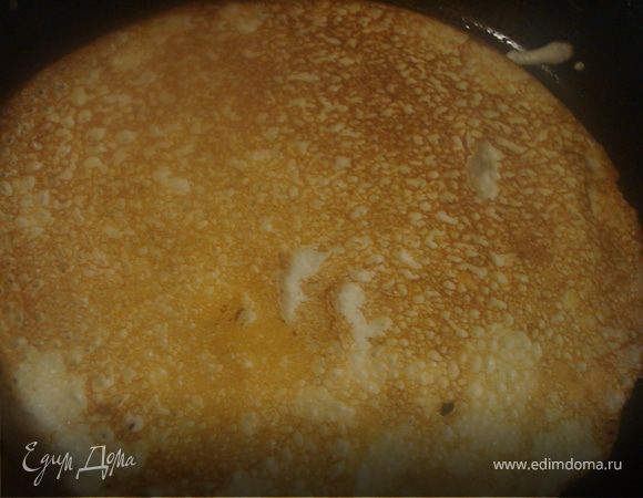 Смазывать сковороду каждый раз не нужно - достаточно один раз - в самом начале. блины тонкие, нежные. переворачиваем аккуратно!!!
Подаем со сметанкой, или вареньем - Вкусной масленицы!!!!!!