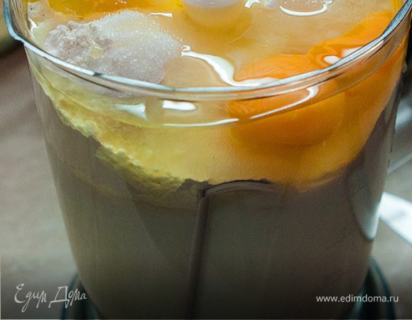 Налить в чашу блендера 1 л молока, сверху аккуратно, не размешивая, насыпать 16 ст.л. муки, сахар, соль и 2 яйца и взбить. Перелить эту порцию в большую кастрюлю и сделать тесто еще из 1,5 л молока (в 2 захода - литр и 0,5) и влить в ту же кастрюлю. Оставить стоять.