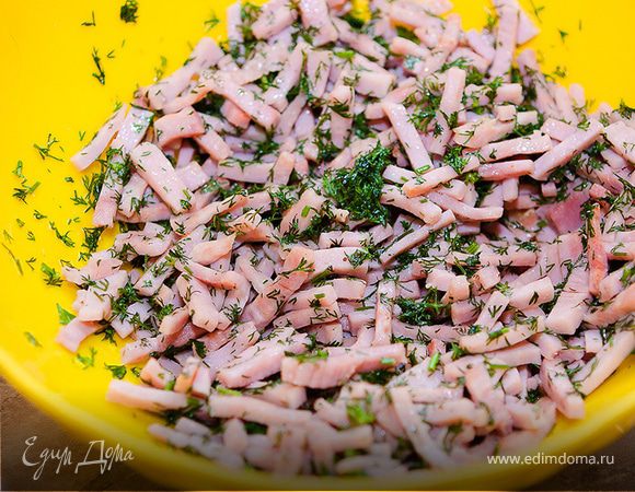 Ставим вариться куриную грудку (в процессе варки солим). 
А пока карбонат режем соломкой. На сковородке растапливаем сливочное масло и кидаем туда карбонат, томим на небольшом огне, помешивая, минут 5. Затем выкладываем в миску, добавляем укроп, перемешиваем и оставляем остывать.