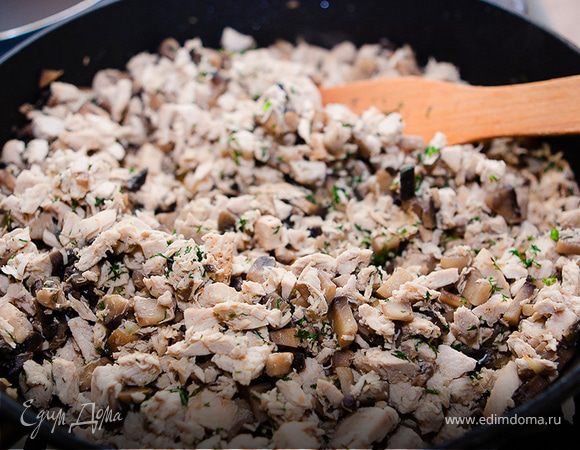 Сварившуюся курятину режем небольшими кусочками и кидаем к грибам. Тушим все в месте, не накрывая крышкой и добавляем каждые пару минут по половнику бульона (куриное мясо его впитает), сыпем специи (я использовала белый свежемолотый перец, паприку и красный перец). Когда начинка впитает в себя весь бульон, добавить сливки и укроп, перемешать и через минутку выключить - начинка готова.
