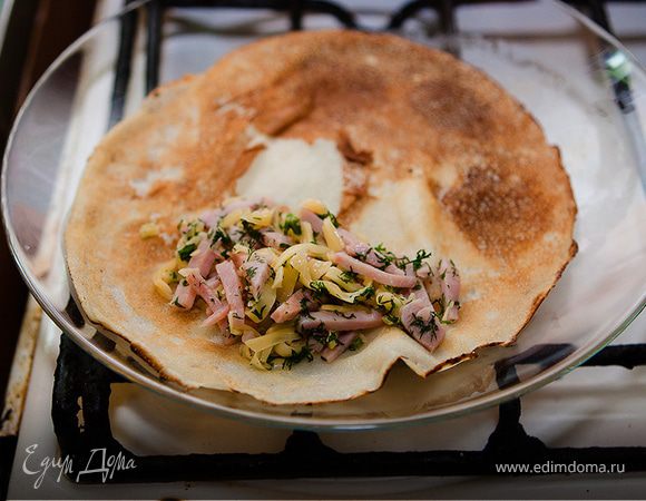 На готовый блин кладем 1,5-2 ст.л. начинки (с карбонатом - она уже не горячая) и сворачиваем конвертиком.
Получится примерно 10 блинчиков.