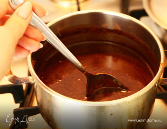 И так. Масло, сахар, молоко и какао мы смешиваем в кастрюльке и доводим до кипения. 