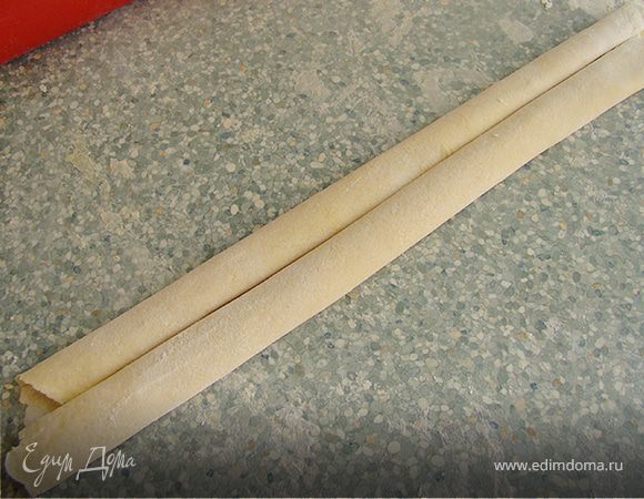 Затем закручивала его с двух сторон к середине, хотя можно и просто скрутить как рулет. 