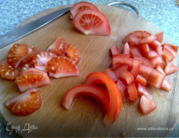 Нарежьте помидоры кубиками, удалите серединку.