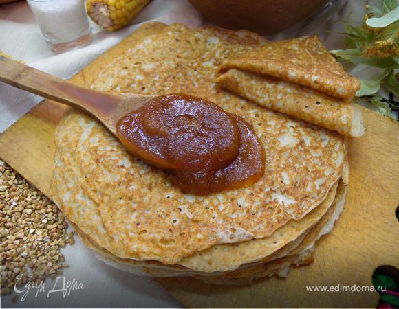 Перед тем, как подать на стол, блины поливают маслом. Отдельно подать сметану, тертый мак, мед...