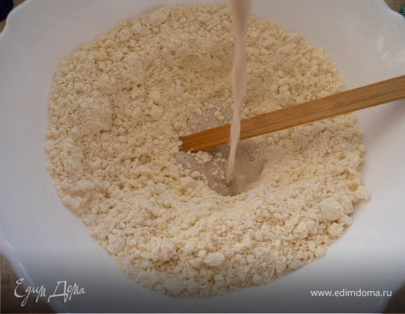 Сделайте горку с выемкой. Постепенно вливайте молоко и медленно перемешивайте. Тесто должно получиться гладким. Выпекайте блины на разогретой сковороде.