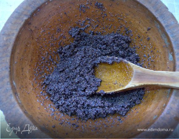 Так как у меня остался жмых от мака, я делаю яблочно-маковую начинку. Мак перемешиваю с 1 ст. л. меда. Яблоки запекаю в духовке целиком до готовности. 