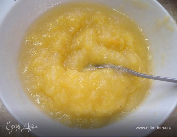 Запеченные яблоки отделите от кожуры и внутренностей. Протрите мякоть через сито. Добавьте 1 ст. л. крахмала, разведенного в 2 ст. л. холодной воды. Проварите 1 минуту. Остудите.