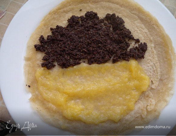 Смажьте блины пюре и маком. Сверните и отправьте в холодильник.