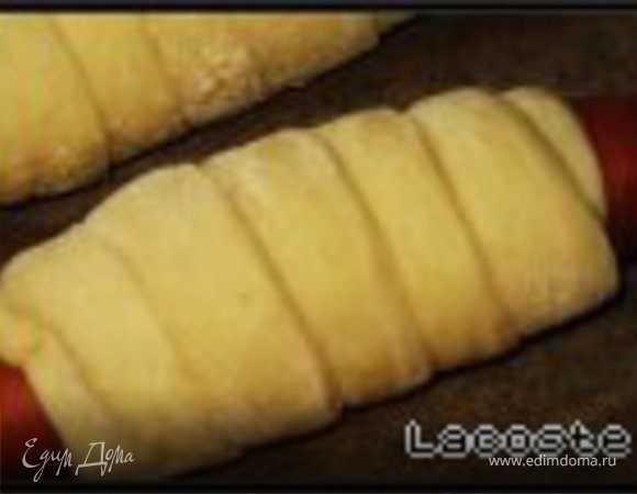 На противень, выстланный бумагой для выпечки или смазанный растительным маслом, выкладываем наши заготовки, оставляем в теплом месте для расстойки на 20–30 минут.