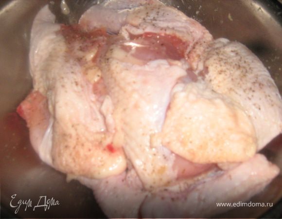 Курицу вымыть, высушить бумажным полотенцем. Разрезать на порционные куски. Слегка посолить и поперчить.