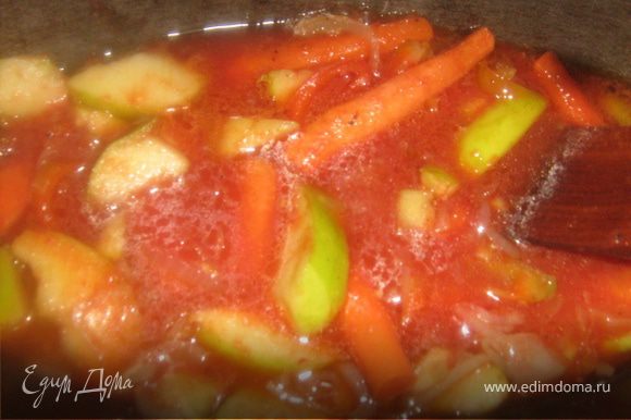Приготовить фруктово-овощную "подушку". Лук нарезать полукольцами, припустить на оливковом масле в форме, в которой будет готовиться курица ( у меня утятница). Добавить нарезанный соломкой болгарский и острый перцы, яблоко нарезанное дольками. Залить томатным соком добавить соль и перец, тушить 5 минут.