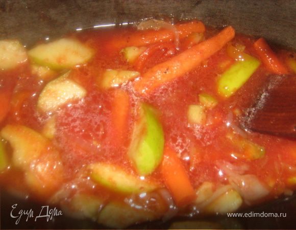 Приготовить фруктово-овощную "подушку". Лук нарезать полукольцами, припустить на оливковом масле в форме, в которой будет готовиться курица ( у меня утятница). Добавить нарезанный соломкой болгарский и острый перцы, яблоко нарезанное дольками. Залить томатным соком добавить соль и перец, тушить 5 минут.