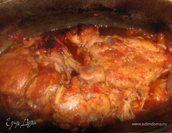 Курицу  выложить  в утятницу, поставить в духовку. Не менее полу часа  готовить под крышкой. Когда сама курица будет почти готова крышку снять. Теперь главное задание: запекать, пока томатный сок и овощи не станут соусом. Сама курочка должна покрыться красивой корочкой.
