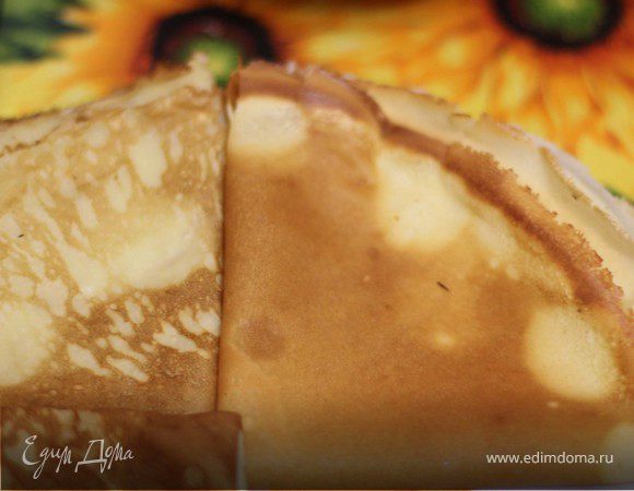 Яйца взбить с сахаром и солью. Добавить растительное масло, перемешать. Добавить молоко, хорошо перемешать. Добавить соду и муку, хорошо перемешать венчиком или миксером. Сковороду разогреть, немного смазать маслом. В середину налить тесто, сковороду покрутить, чтобы тесто равномерно распределилось. 
Когда низ блина зазолотится, его надо перевернуть. Жарить со второй стороны буквально несколько секунд. 
Затем блин снять со сковороды.
