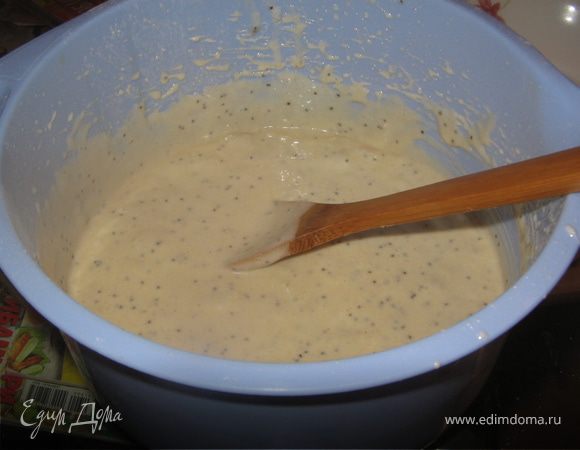 Муку просеять, влить туда полученную смесь. Тщательно взбивать миксером.