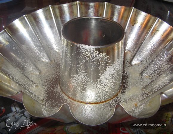 Форму смазать раст. маслом и посыпать манкой