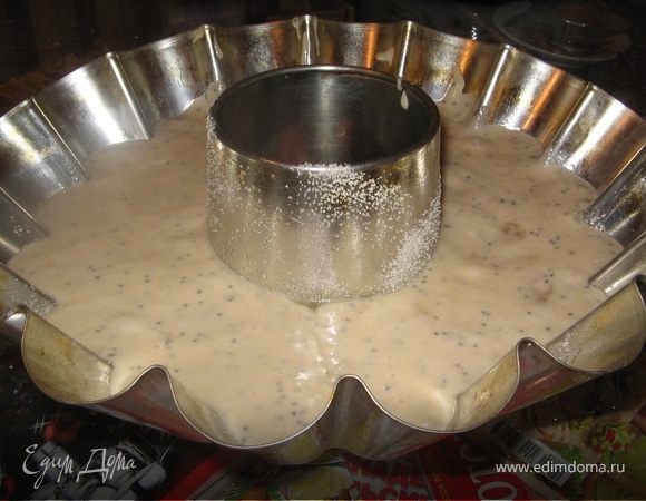 Вылить тесто в форму  и выпекать в духовке 45 - 50 мин при 180 градусах.