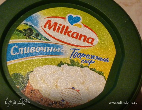 Сливочный сыр взбить с сахаром. Продолжая мешать, вбить по одному яйцу. Добавить лимонный сок, цедру и крахмал, размешать до однородности.