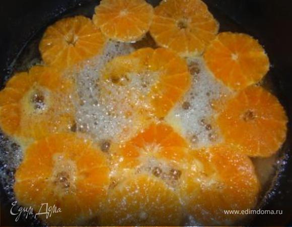 Готовим цукаты. Чистим мандарины, режем кружочками. Я взяла мандарины, т.к больше их люблю. Вы можете заменить апельсинами. В разогретую сковороду насыпаем сахар и воду. И не трогая!!!не мешая!!! Ждем пока сахар растопится, затем выкладываем мандарины. Тушим на сильном огне без крышки минут 15. Затем уменьшаем газ и накрываем крышкой. Тушим около одного часа. Мандариновые цукаты готовы.